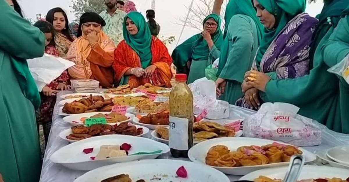 সিরাজগঞ্জে যমুনার তীরে পিঠা উৎসব