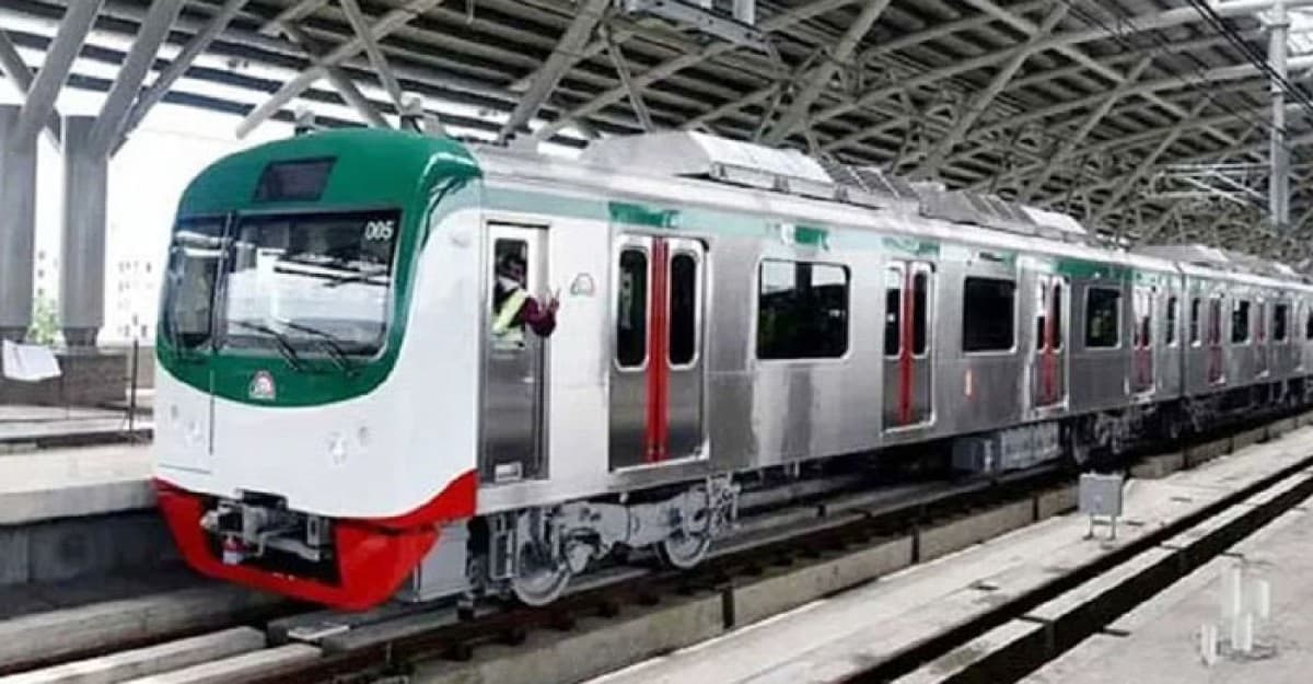 মেট্রোর দরজায় আটকা দুই নারী, অতঃপর যা ঘটল