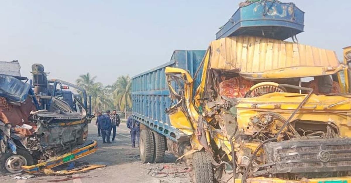 নড়াইলে ট্রাক-পিকআপ মুখোমুখি সংঘর্ষে নিহত ১