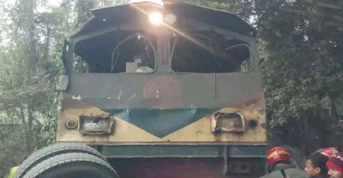 জামালপুরে ট্রেনের ধাক্কায় লণ্ডভণ্ড সার বোঝাই ট্রাক, আহত ৩