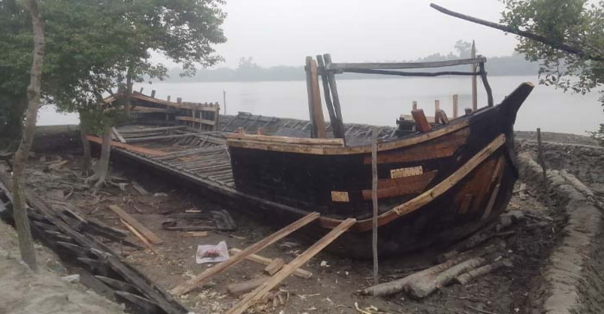 কয়রায় নৌকা তৈরীর কাজে ব্যস্ত সময় পার করছে গোল পাতা আহরণ কারী বাওয়ালিরা