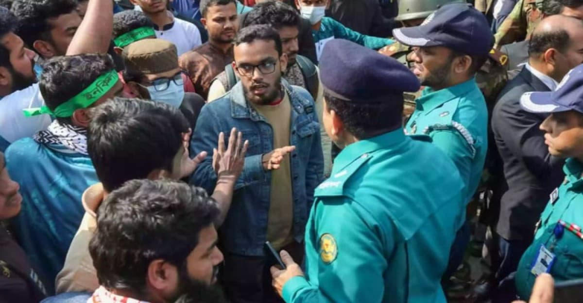 মাদ্রাসা মাঠে আদালত বন্ধে বকশীবাজারে শিক্ষার্থীদের সড়ক অবরোধ