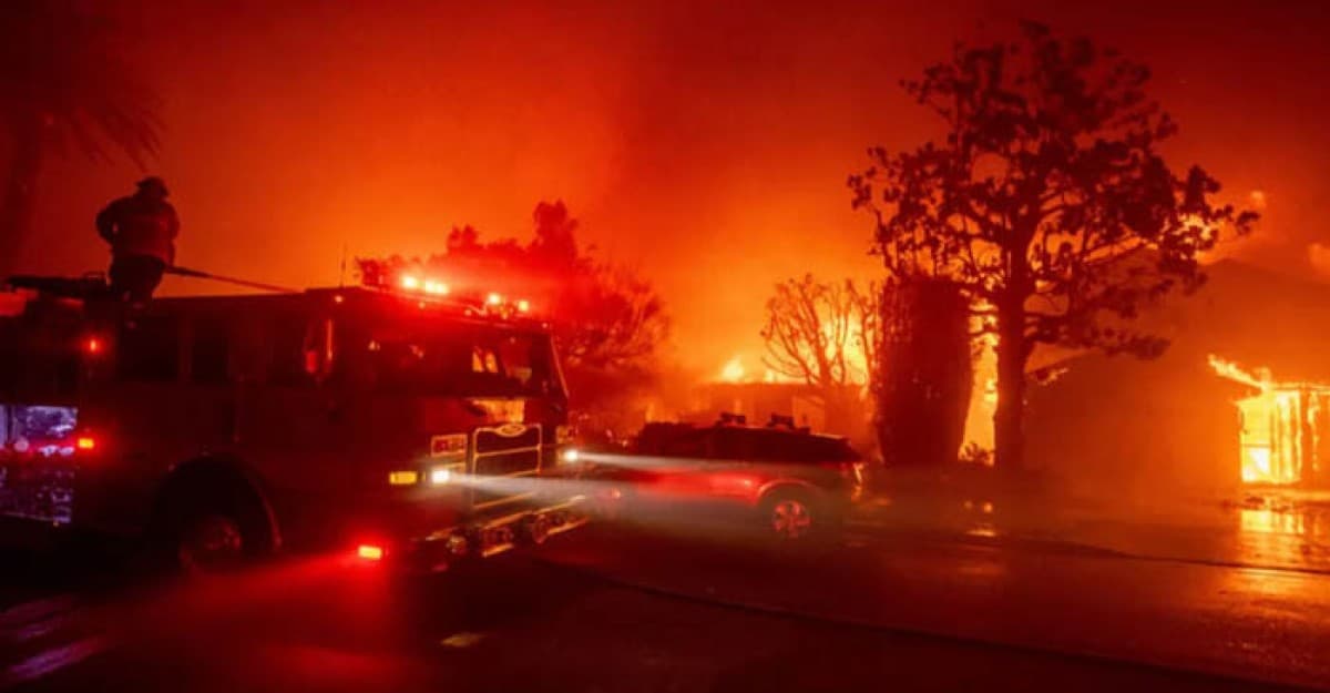 চারদিনেও নিয়ন্ত্রণে আসেনি যুক্তরাষ্ট্রের ভয়াবহ অগ্নিকাণ্ড, প্রাণহানি বেড়ে ১০