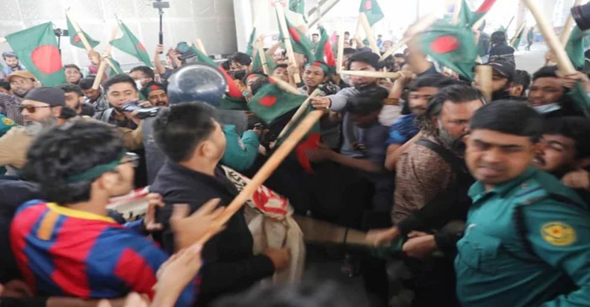 সংক্ষুব্ধ আদিবাসী ছাত্র-জনতার কর্মসূচিতে হামলা, আহত অনেকে