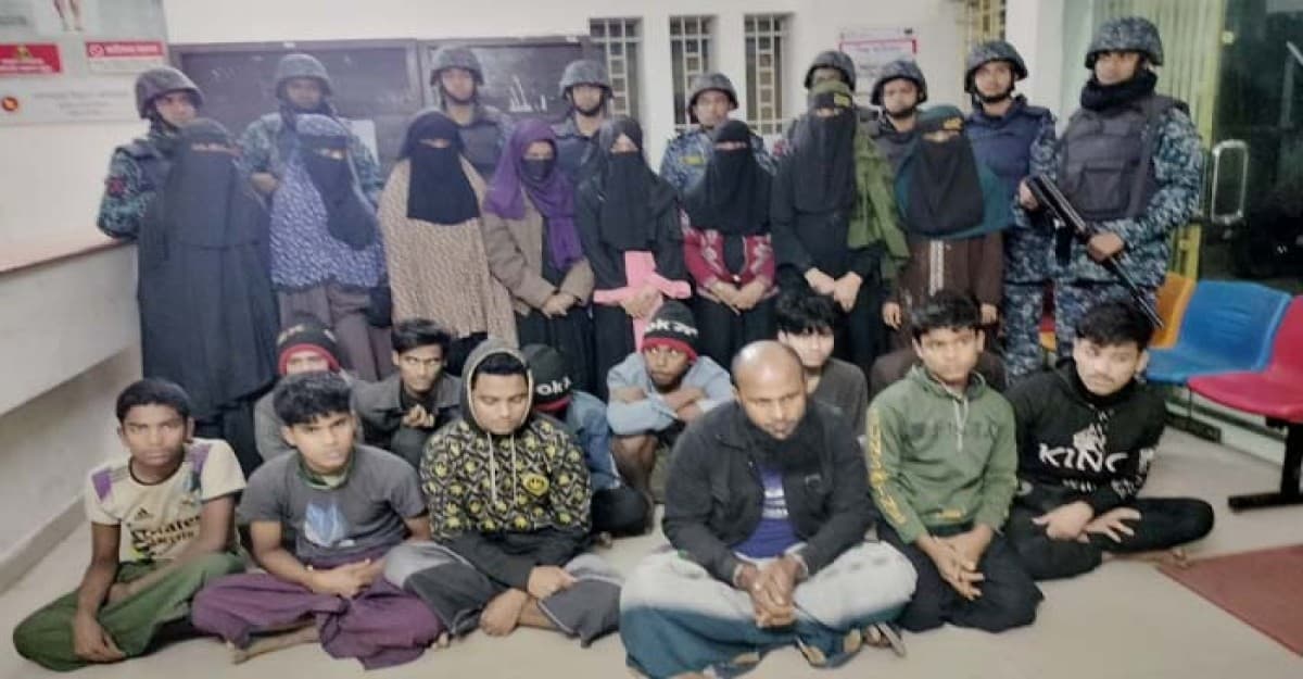 টেকনাফে ২ বাংলাদেশিসহ ১৯ রোহিঙ্গা উদ্ধার