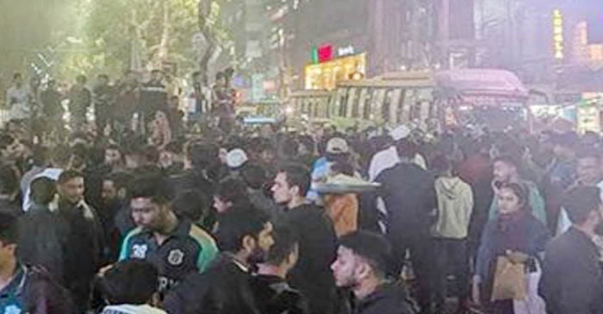 সাত কলেজের শিক্ষার্থীদের সায়েন্সল্যাব মোড় অবরোধ