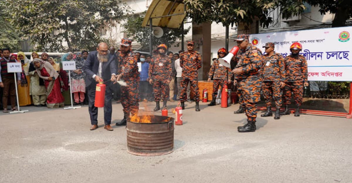 সচিবালয়ে ফায়ার সার্ভিসের অগ্নিনির্বাপণ অনুশীলন