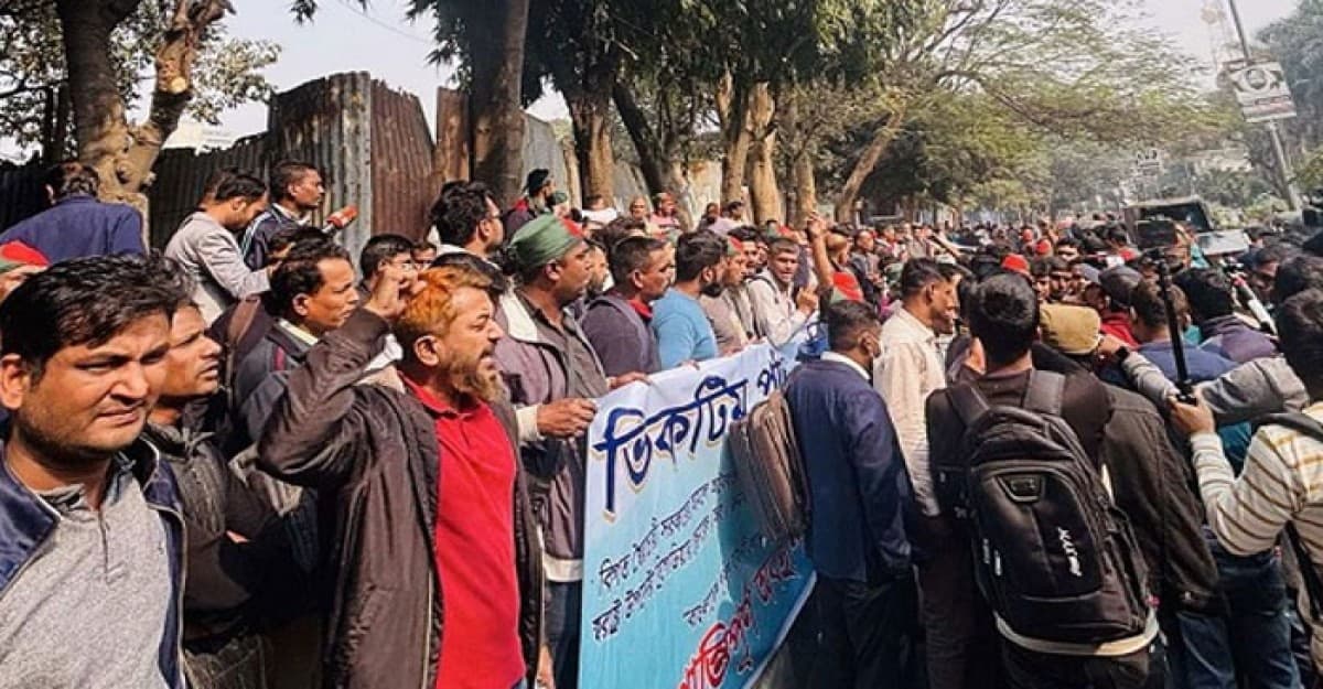 চাকরি ফিরে পেতে সচিবালয়ের দিকে যাচ্ছেন চাকরিচ্যুত পুলিশ সদস্যরা