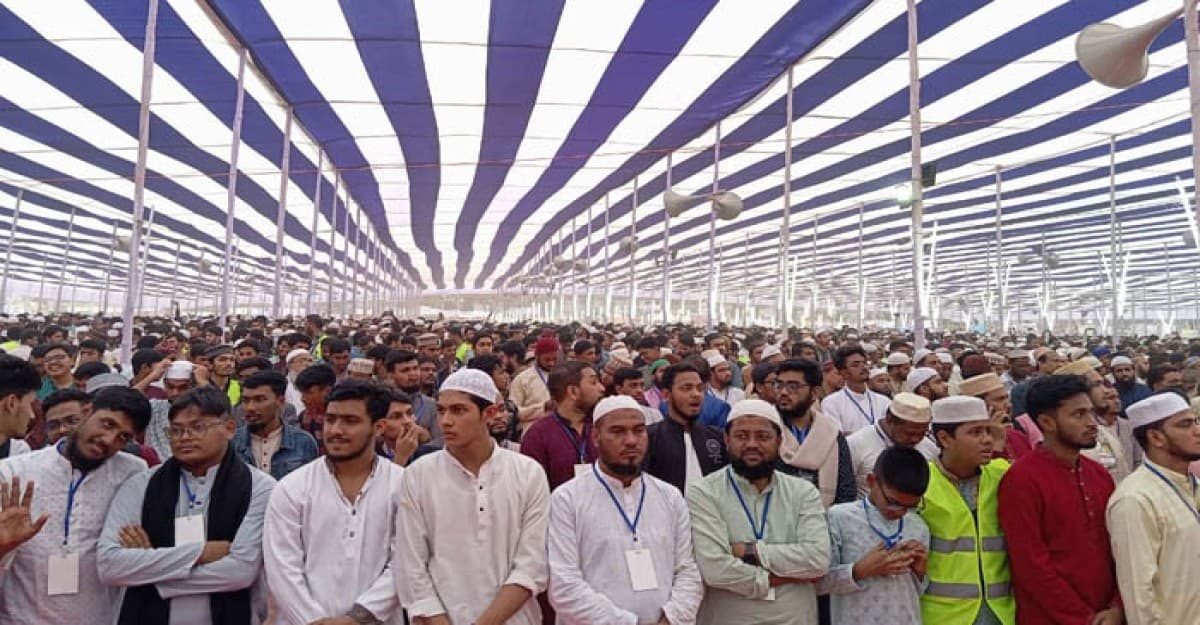 চট্টগ্রামে প্যারেড ময়দানের দিকে জনতার ঢল