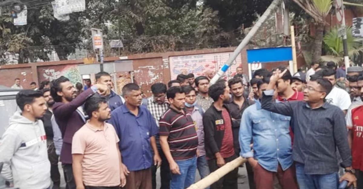 তিতুমীরের সামনের রাস্তা বাঁশ দিয়ে আটকে দিলেন শিক্ষার্থীরা