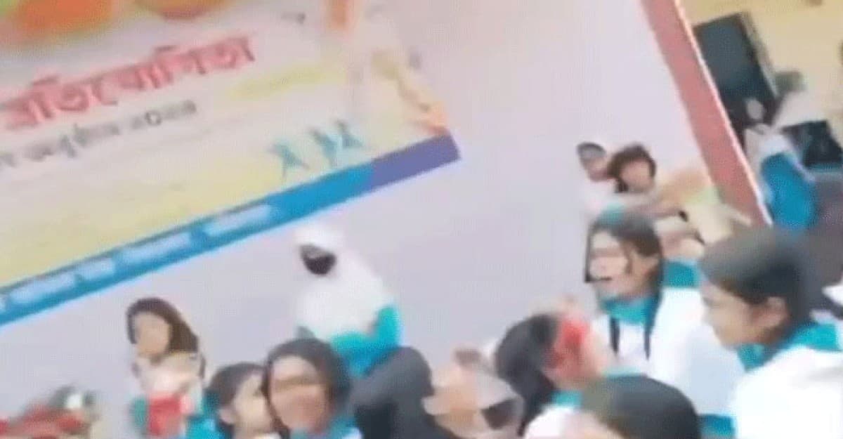 ক্রীড়া প্রতিযোগিতায় ‘জয় বাংলা, জিতবে এবার নৌকা’ গানে নাচল ছাত্রীরা