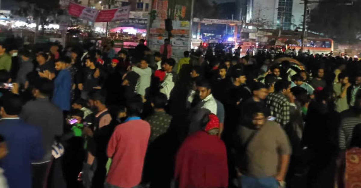 অবরোধ থেকে সরেননি তিতুমীর শিক্ষার্থীরা, চরম ভোগান্তি