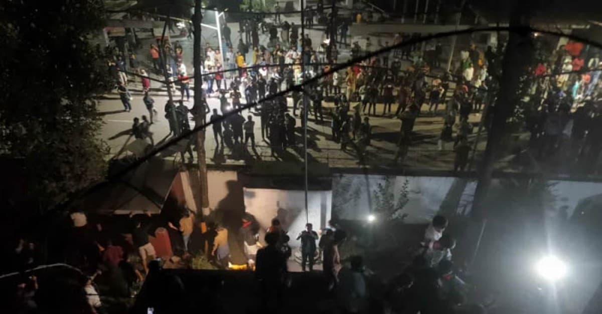 গেট ভেঙে ধানমন্ডি ৩২ নম্বরে বঙ্গবন্ধুর বাড়িতে ভাঙচুর