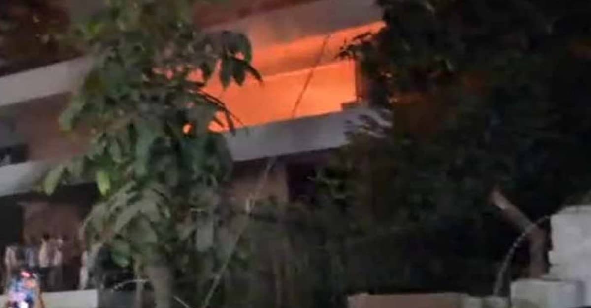 ভাঙচুরের পর ধানমন্ডি ৩২ নম্বর বাড়িতে আগুন