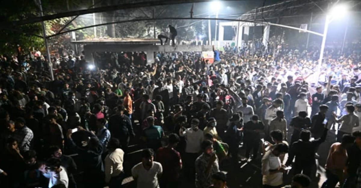 ধানমন্ডি ৩২ জড়ো হয়েছে হাজারো ছাত্র-জনতা