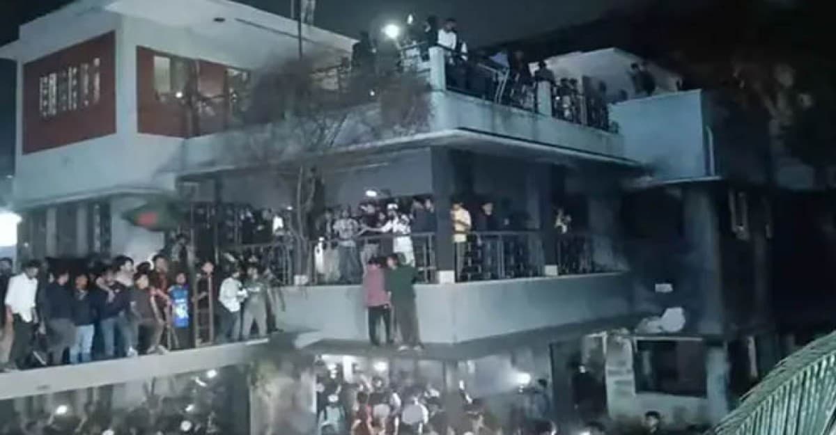 উত্তাল ধানমন্ডি, ‘থাকবে না ৩২, থাকবে না ৩২’