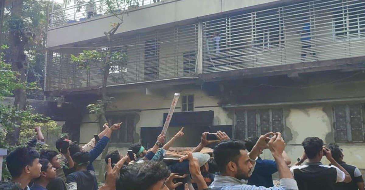 স্লোগান দিয়ে ওবায়দুল কাদেরের বাড়িতে হামলা-ভাঙচুর