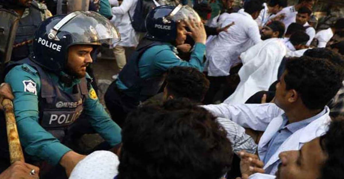 ম্যাটস শিক্ষার্থীদের ওপর পুলিশের লাঠিচার্জ, সাউন্ড গ্রেনেড