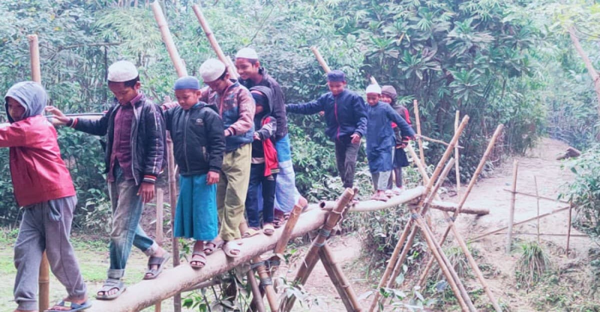 গোয়াইনঘাটে বাঁশের সাঁকোয় ঝুঁকিপূর্ণ পারাপার