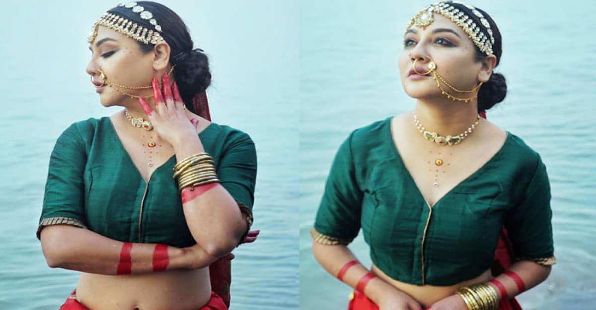 নদীর পাড়ে মোহনীয় লুকে নজর কাড়লেন জয়া