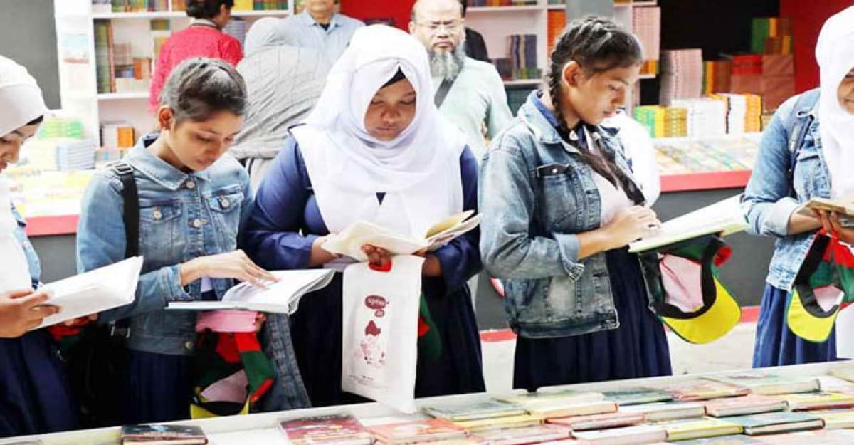 ভাষা শহীদদের শ্রদ্ধা জানিয়ে মেলাপ্রাঙ্গণে যাচ্ছেন বইপ্রেমীরা