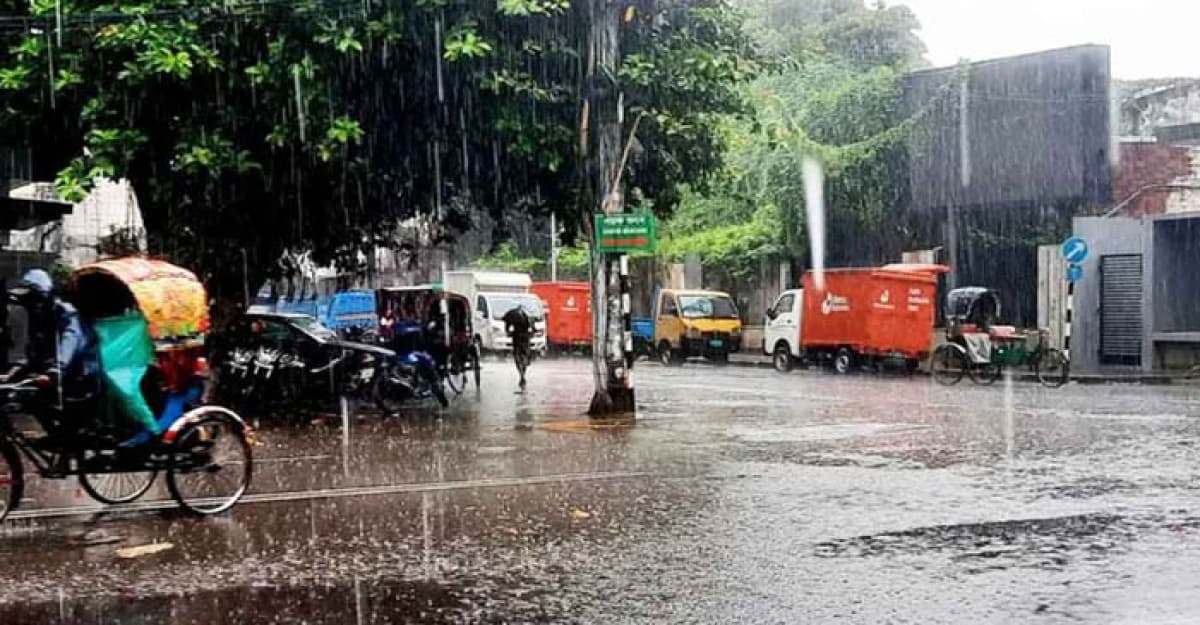 ফাগুনের দুপুরে রাজধানীতে একপশলা বৃষ্টির দেখা