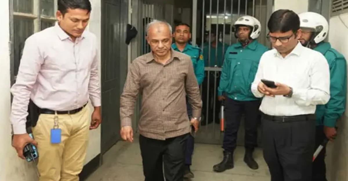 ভোর রাতে থানা পরিদর্শনে স্বরাষ্ট্র উপদেষ্টা, অবহেলায় বরখাস্ত ২