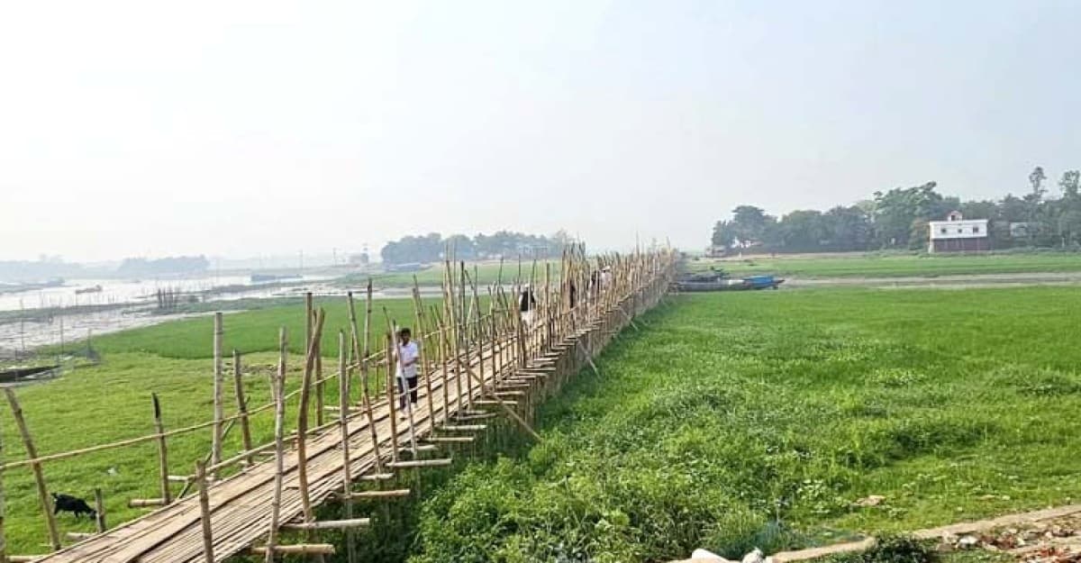 সরাইলে চেত্রা নদীর ওপর ৭০০ ফুট বাঁশের সাঁকো: স্থায়ী সেতু’র আশায় লাখো মানুষ