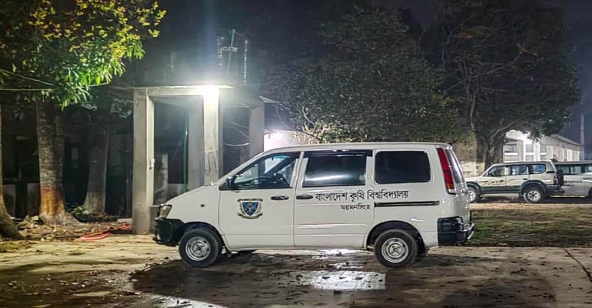বোরকা পরে বাকৃবির পরিবহন শাখা থেকে মাইক্রোবাস চুরি
