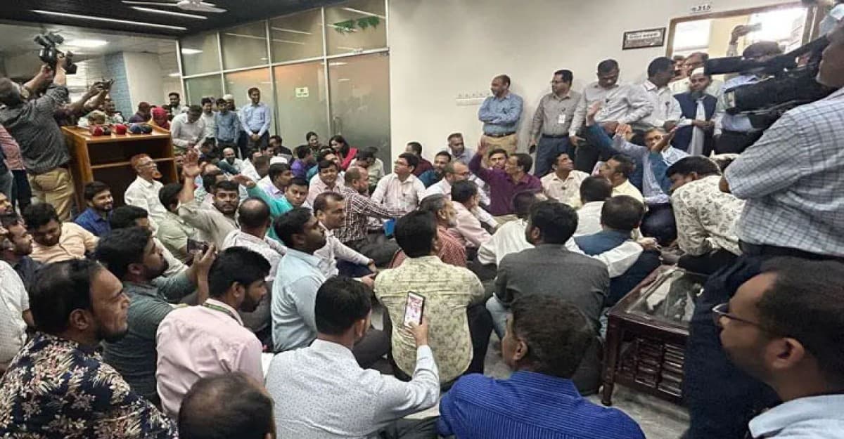 এনআইডি সেবা ইসিতে রাখতে আন্দোলনে নামছেন কর্মকর্তারা