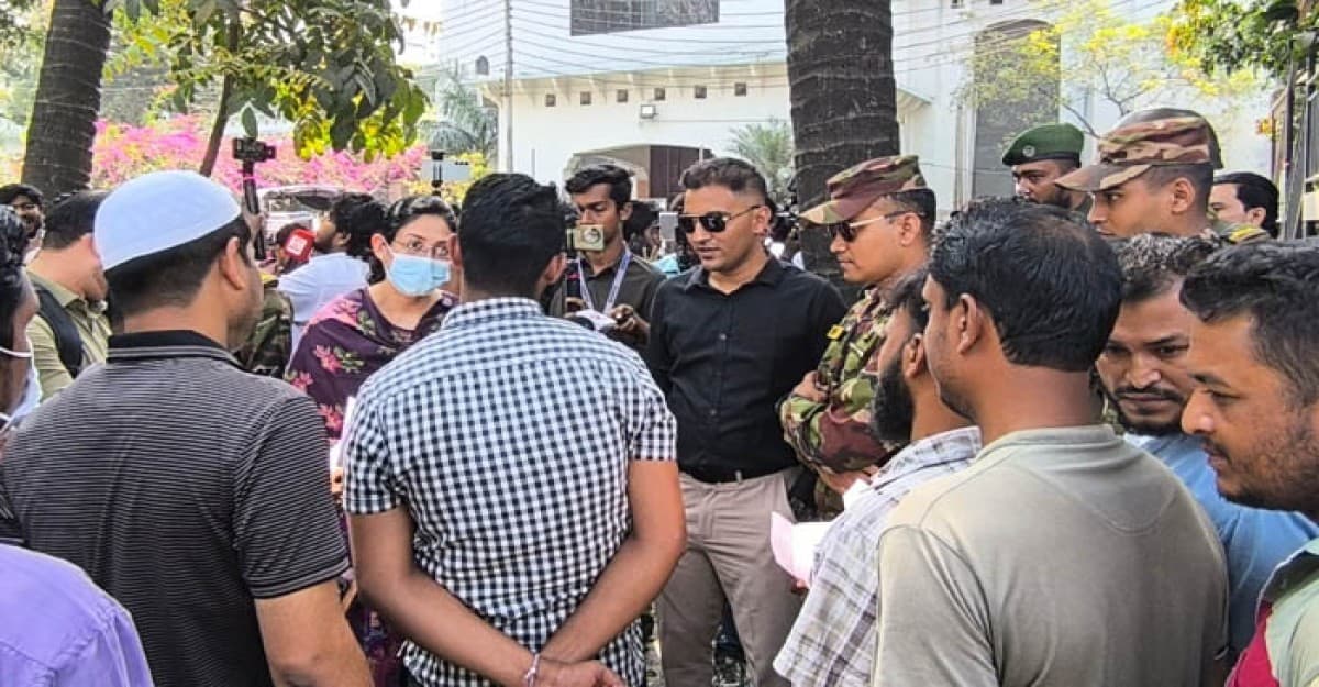 ঢামেক হাসপাতাল থেকে অর্ধশতাধিক দালাল আটক