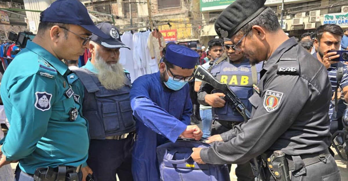 বায়তুল মোকাররমে সতর্ক অবস্থানে পুলিশ, মুসল্লিদের তল্লাশি