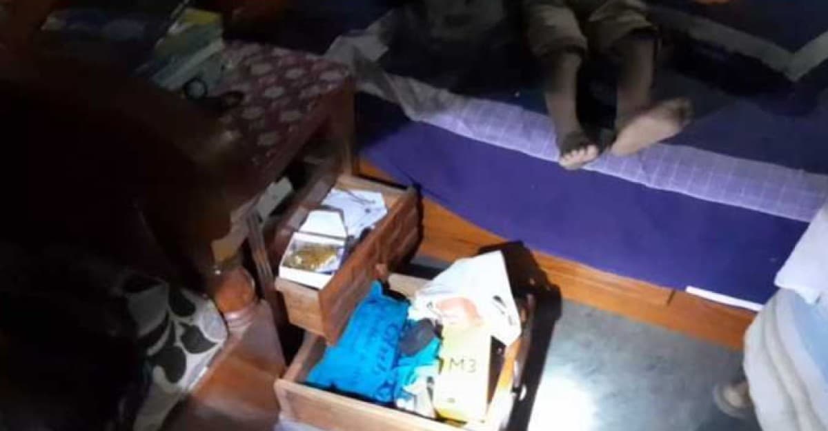 টিউবওয়েলের পানিতে চেতনানাশক মিশিয়ে টাকা লুট