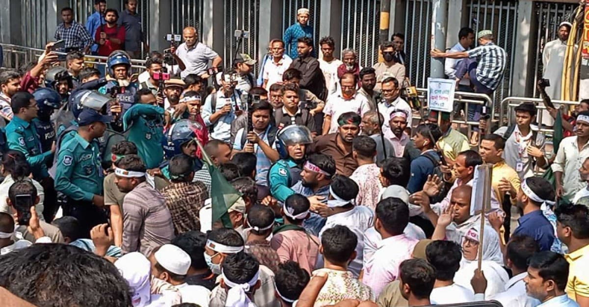 শিক্ষকদের সড়ক থেকে সরিয়ে দিয়েছে পুলিশ