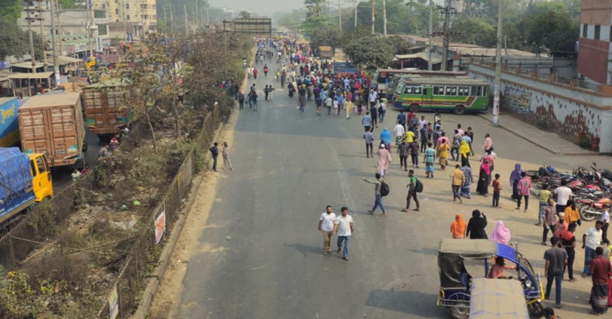 সাড়ে ৪ ঘন্টা পর ঢাকা-ময়মনসিংহ মহাসড়কে যান চলাচল শুরু হয়