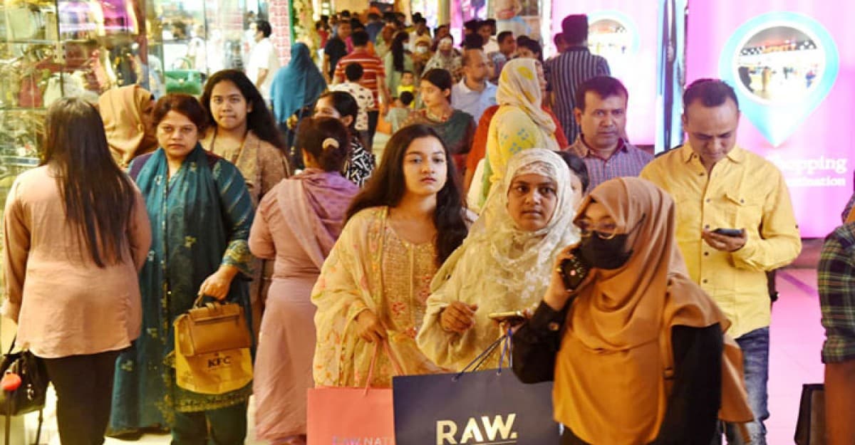 শপিংমল-মার্কেটে ক্রেতাদের উপচেপড়া ভিড়, জমে উঠেছে ঈদের কেনাকাটা