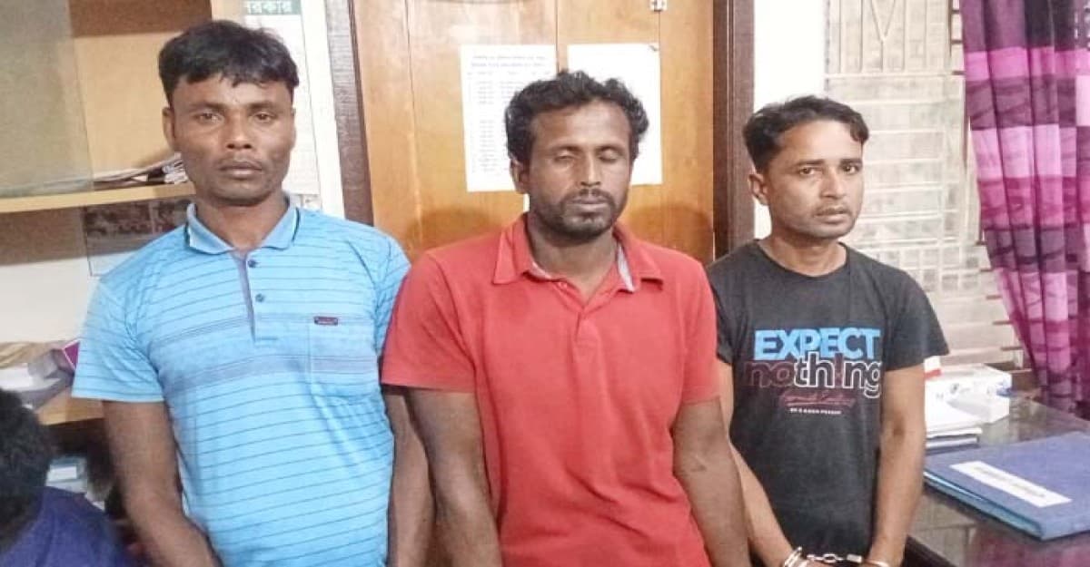 পদ্মা নদীতে নৌ পুলিশের অভিযানে তিন চাঁদাবাজ আটক