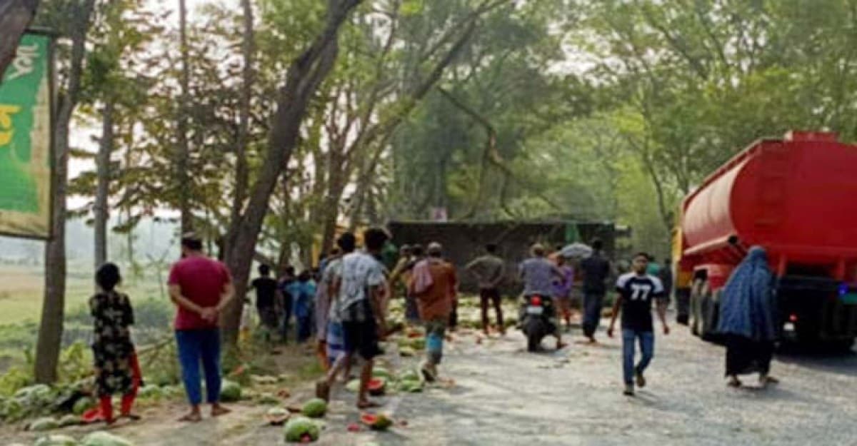 ফরিদপুরে ট্রাক-মোটরসাইকেল-রিকশার ত্রিমুখী সংঘর্ষে নিহত ২