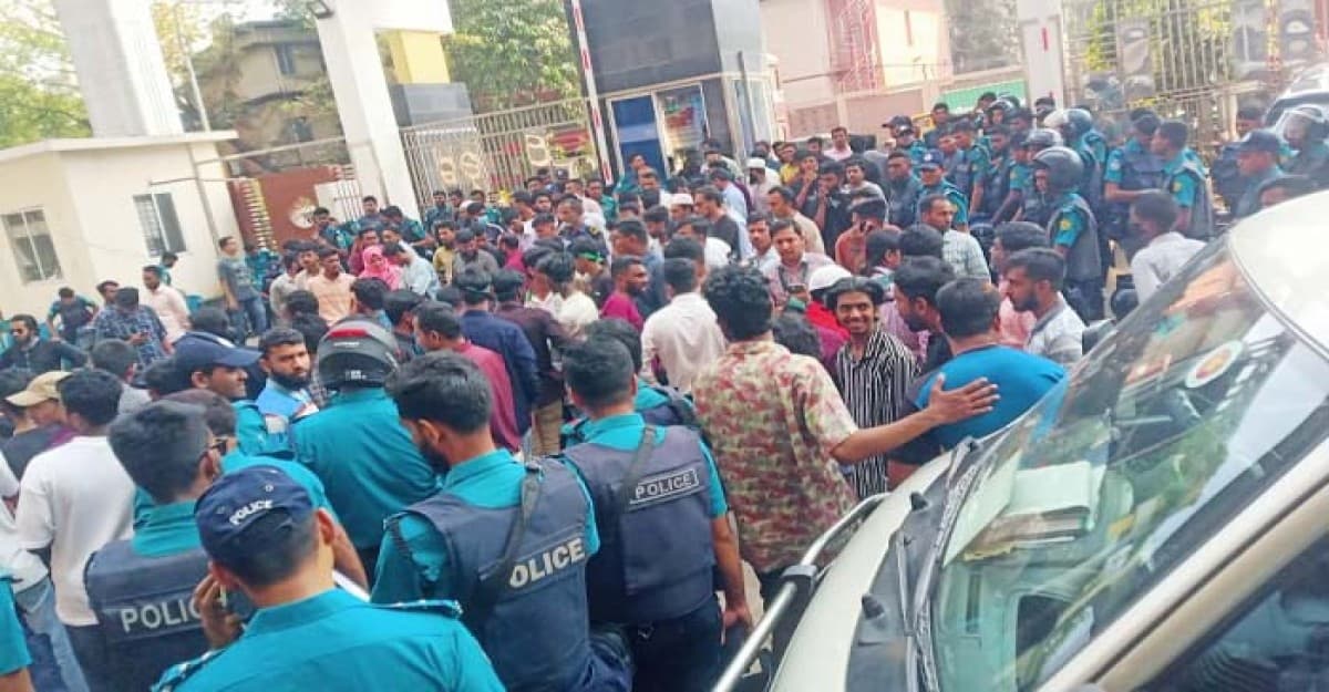 দুর্নীতিবাজ কর্মকর্তাদের অপসারণ দাবিতে খামারবাড়িতে অবস্থান কর্মসুচি