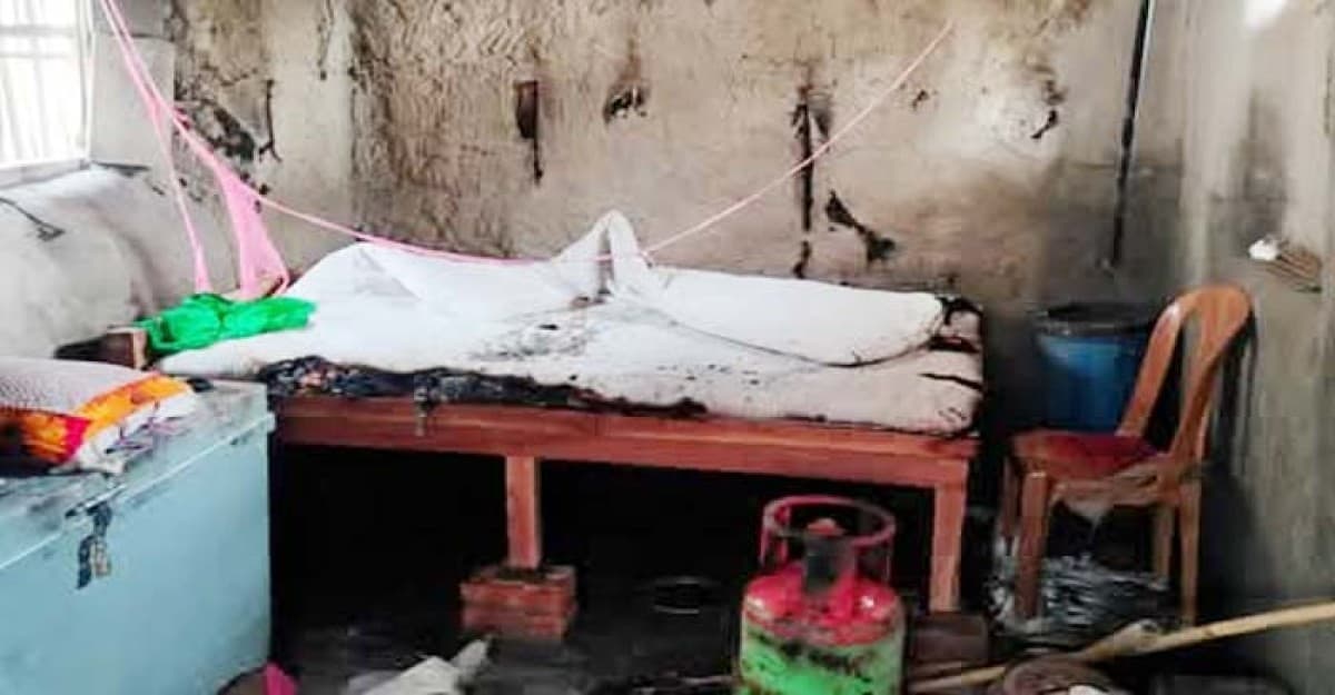 গ্যাস সিলিন্ডার বিস্ফোরণে ছেলের মৃত্যু, মা দগ্ধ