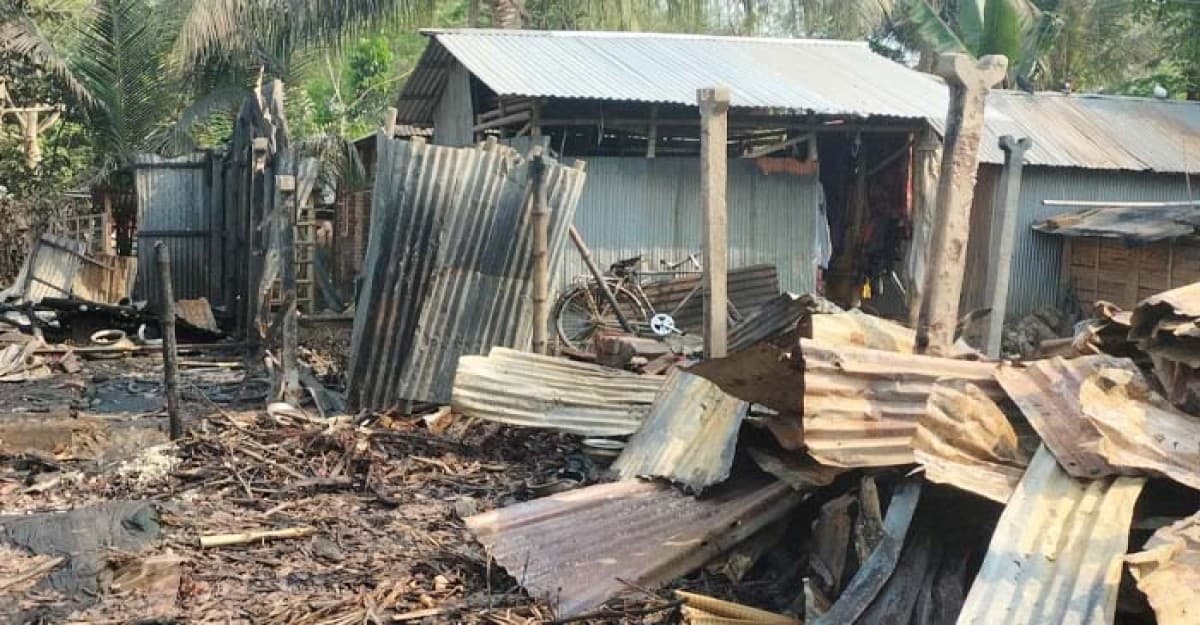 ঝিনাইদহের মহেশপুরে আগুনে পুড়ে ছাই ৮ টি বসতঘর