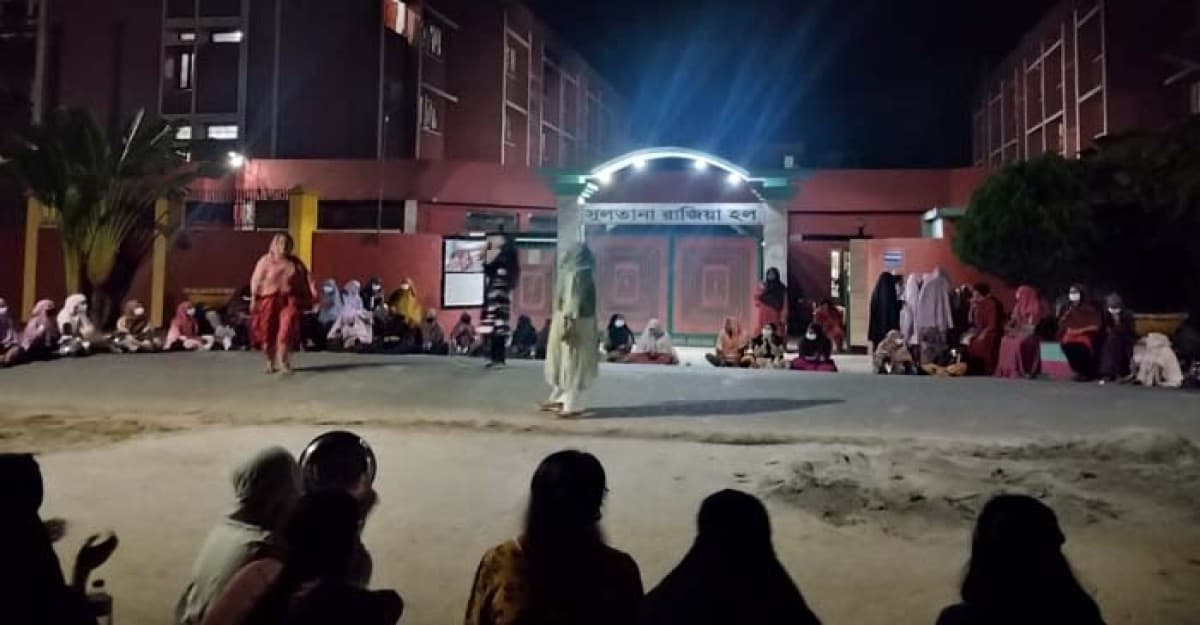 থালা-বাটি বাজিয়ে সিঙ্গেল সিটের জন্য বাকৃবিতে মেয়েদের প্রতিবাদ
