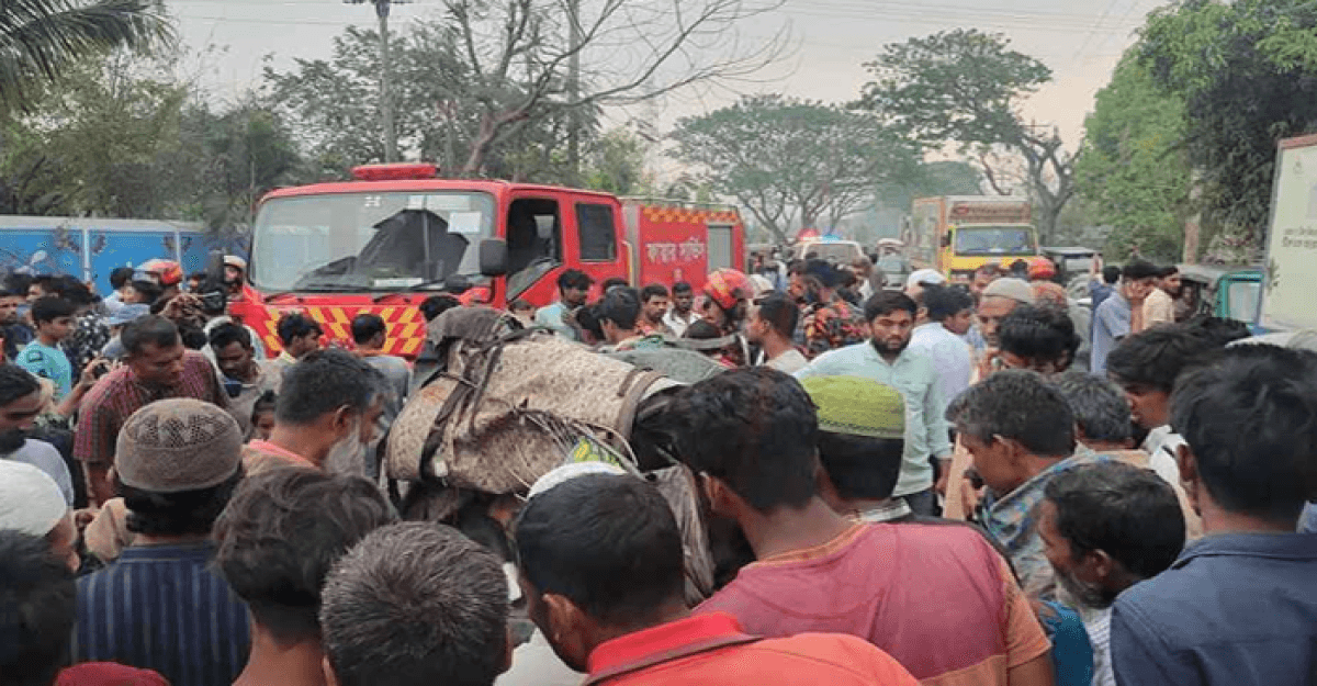 পাবনায় বাস-সিএনজির মুখোমুখি সংঘর্ষে শিশুসহ নিহত ৪