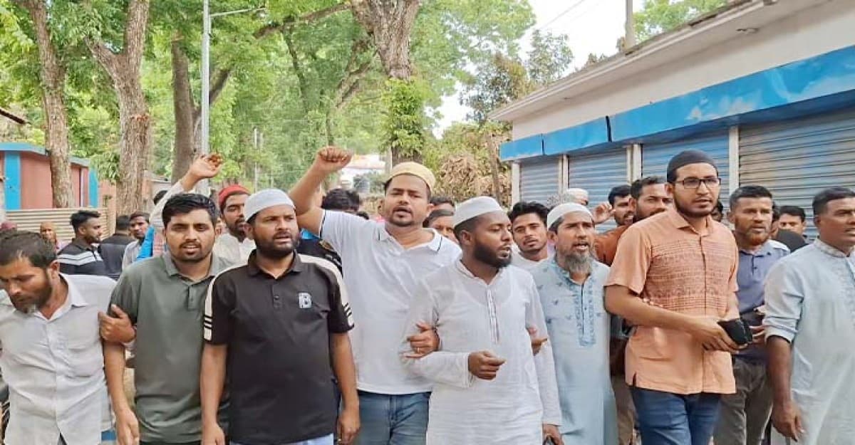 শরীয়তপুরে বাসের ধাক্কায় ব্যবসায়ীর নিহতর ঘটনায় মানববন্ধন ও বিক্ষোভ মিছিল