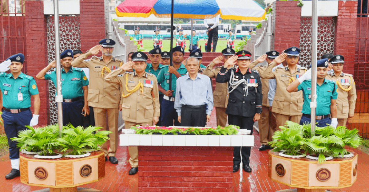 পুলিশ স্মৃতিসৌধে স্বরাষ্ট্র উপদেষ্টা ও আইজিপির শ্রদ্ধা