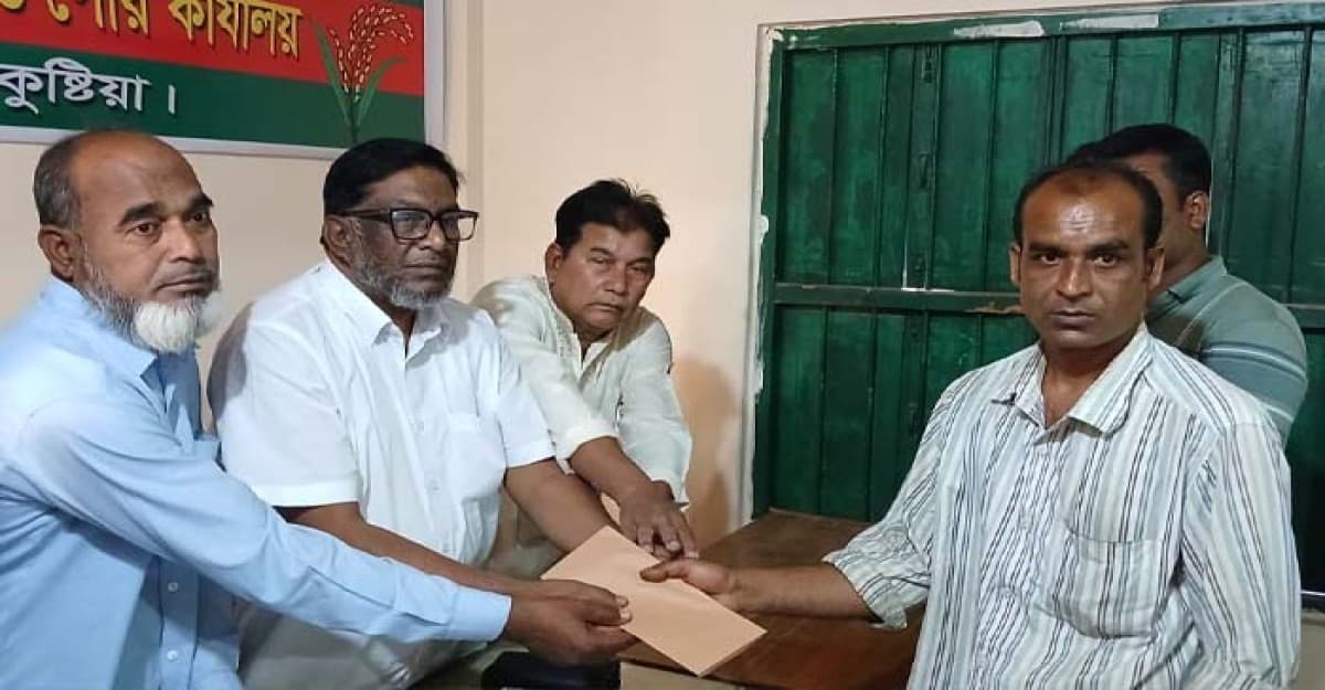 ভেড়ামারায় অগ্নিকান্ডে ক্ষতিগ্রস্ত পরিবারের মাঝে আর্থিক সহায়তা প্রদান