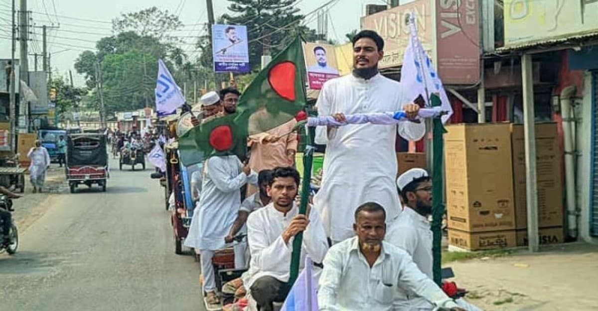 দুই শতাধিক ভ্যান নিয়ে জনসংযোগে আখতার হোসেন