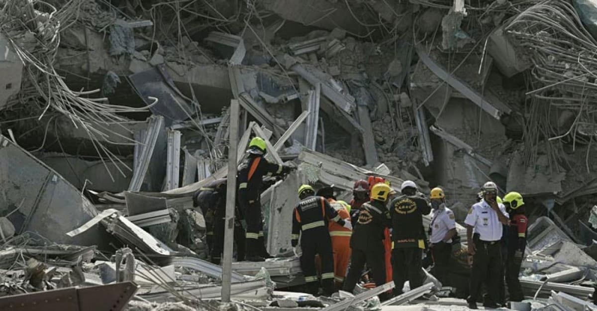 জুমার নামাজের সময় ভূমিকম্প, মসজিদ ধসে নিহত ২০