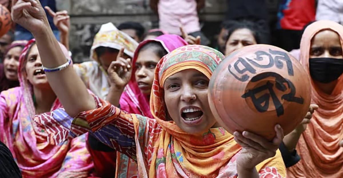 ঈদের বাকি দুদিন, বকেয়া বেতনের আশায় শ্রম ভবনের সামনে হাজারো শ্রমিক