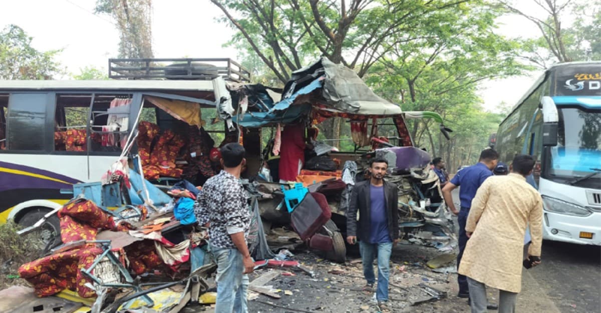 লোহাগাড়ায় দুই বাসের মুখোমুখি সংঘর্ষে নিহত ৫